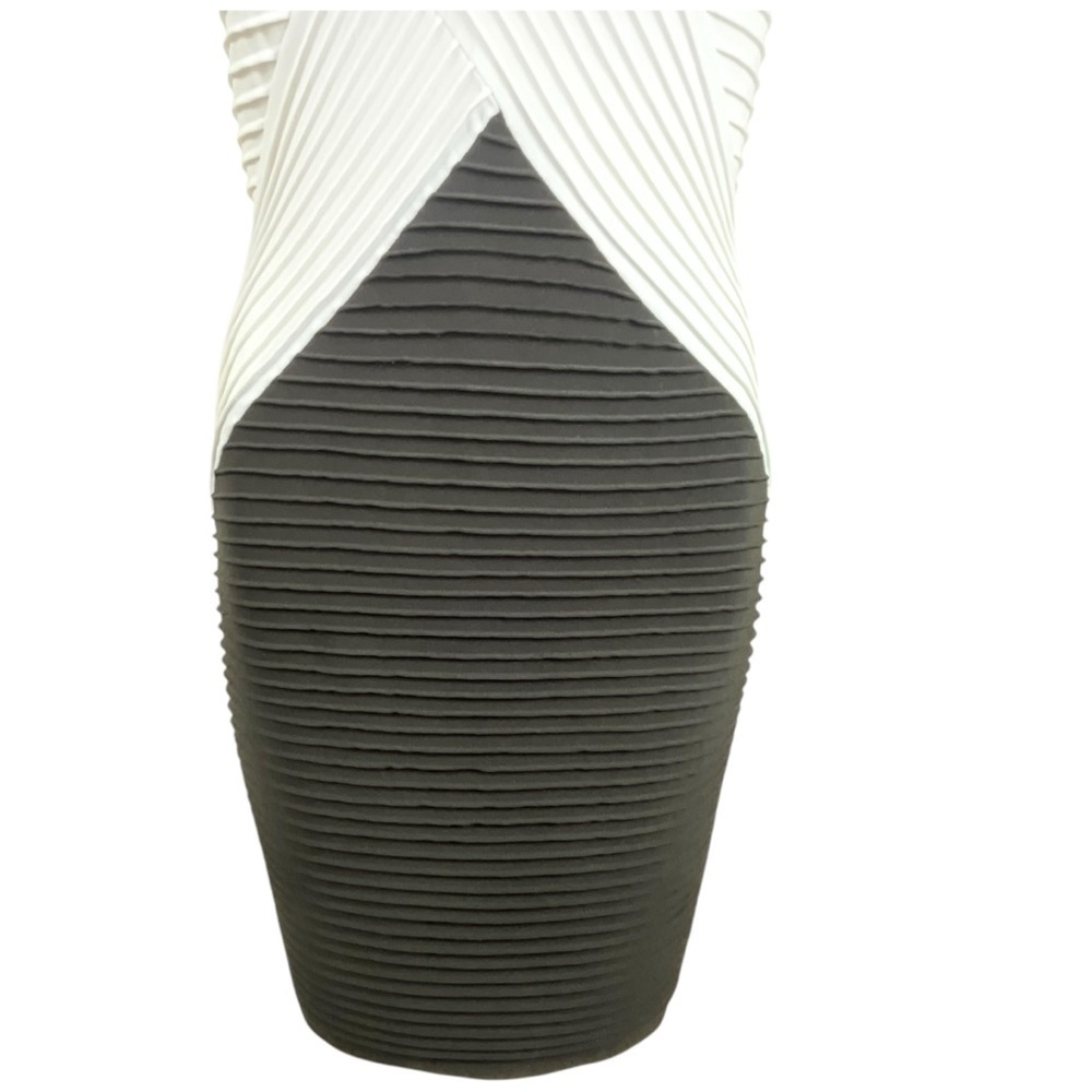Calvin Klein Women's Black and White Color Block‎ Pin Tuck Dress - Picture 4 of 10